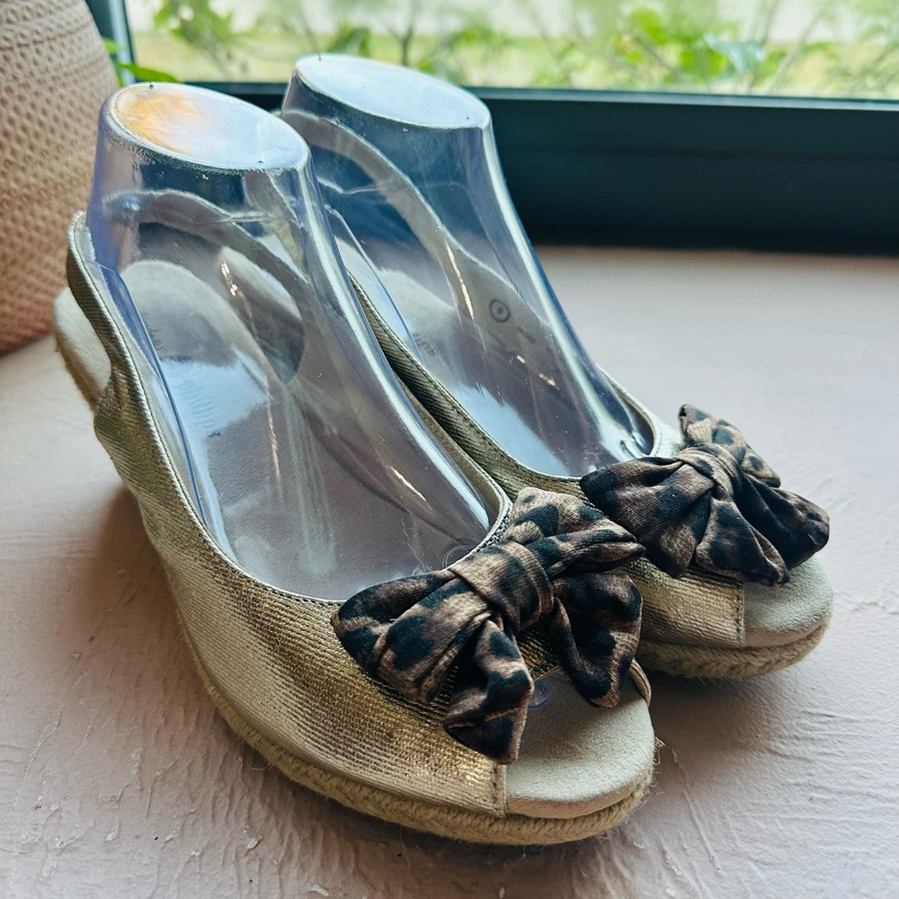 Lindsay Phillips Espadrille Wedge Gold Sandals leopard print bow Size 9